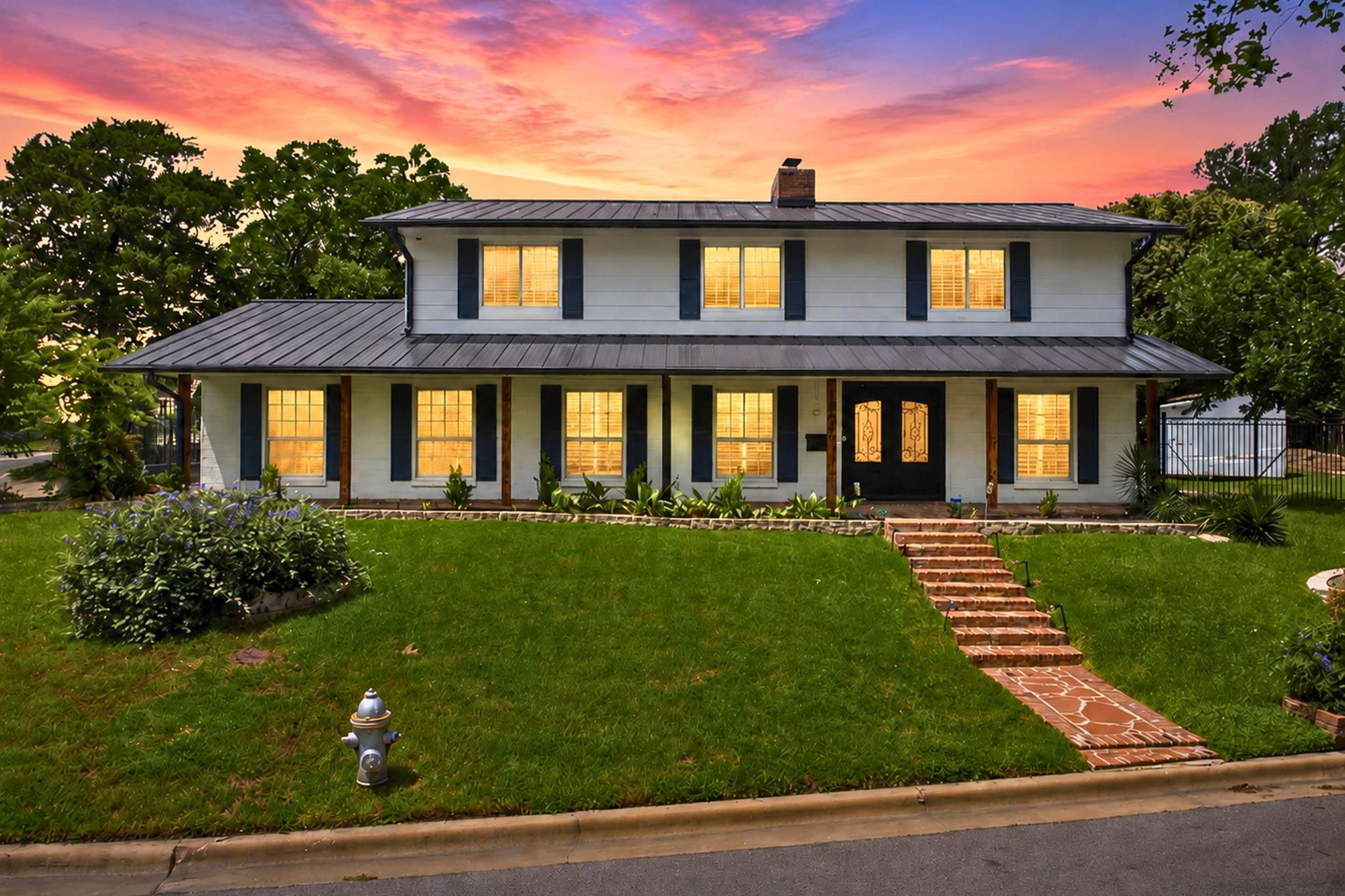 Listing photo 1 of 3409  Lakeside Dr
