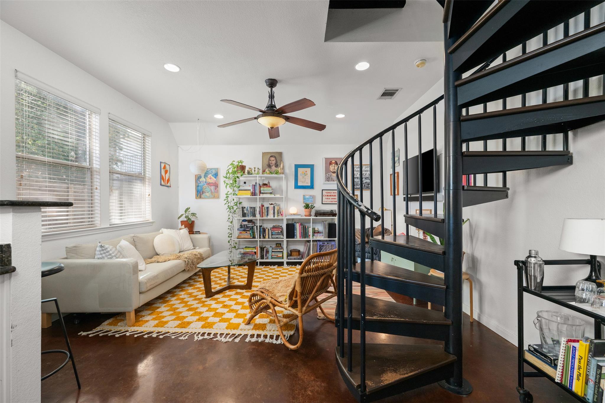 Listing photo 1 of 1610  Willow St