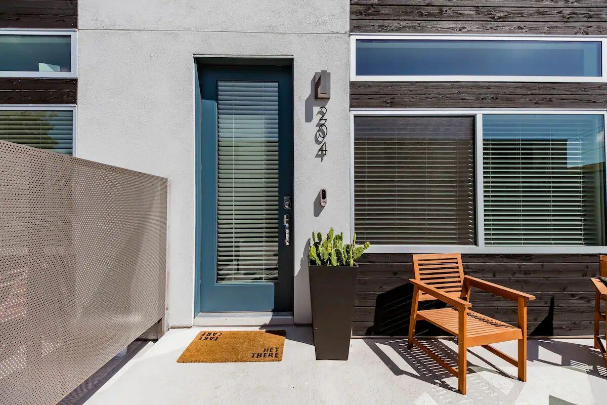 Listing photo 1 of 1701 E Martin Luther King Jr Blvd  #204