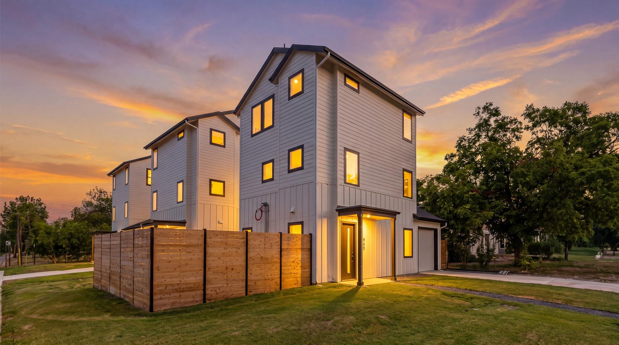 Listing photo 1 of 943 E 52nd St