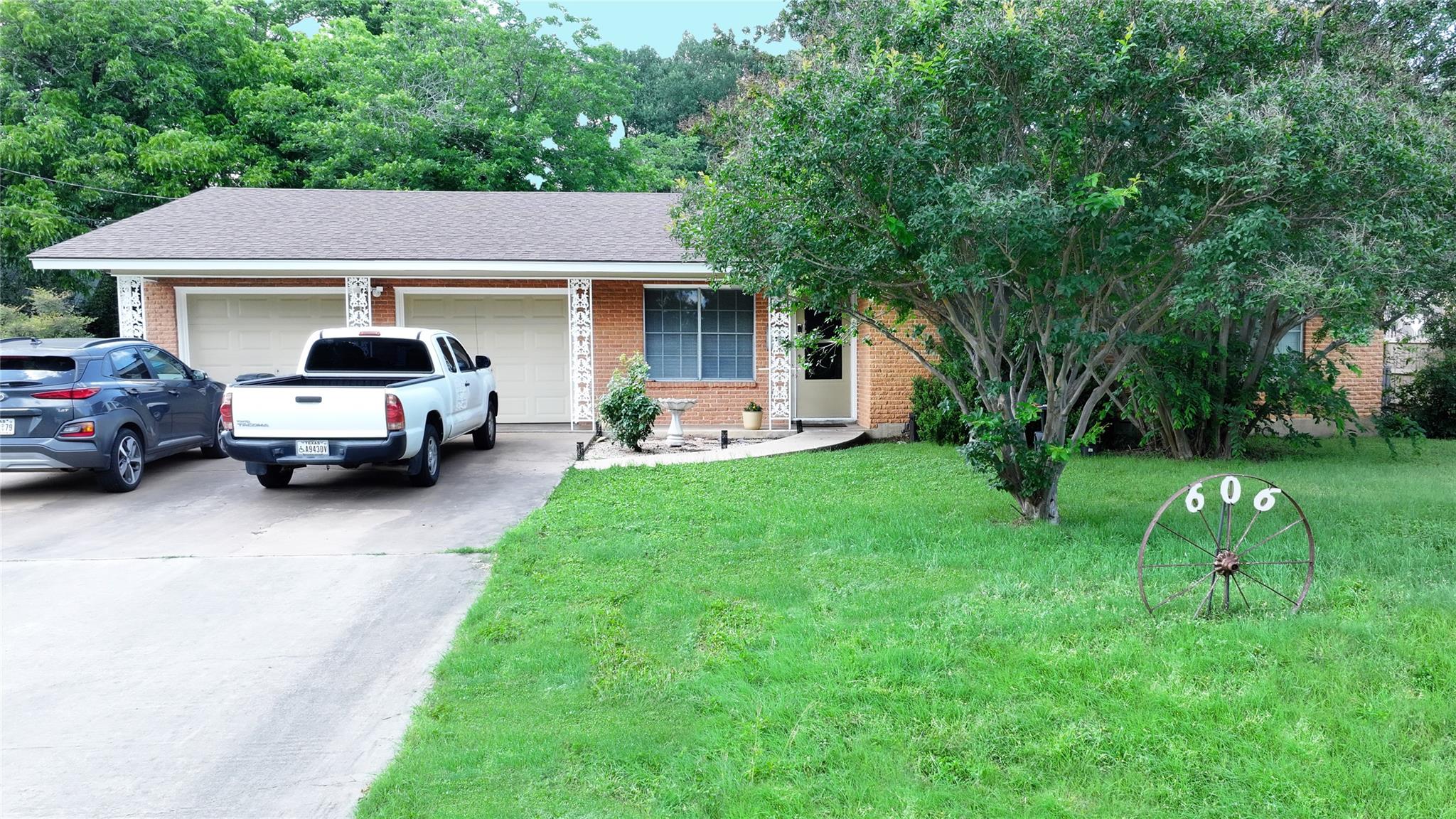 Listing photo 1 of 606 E Liberty Ave