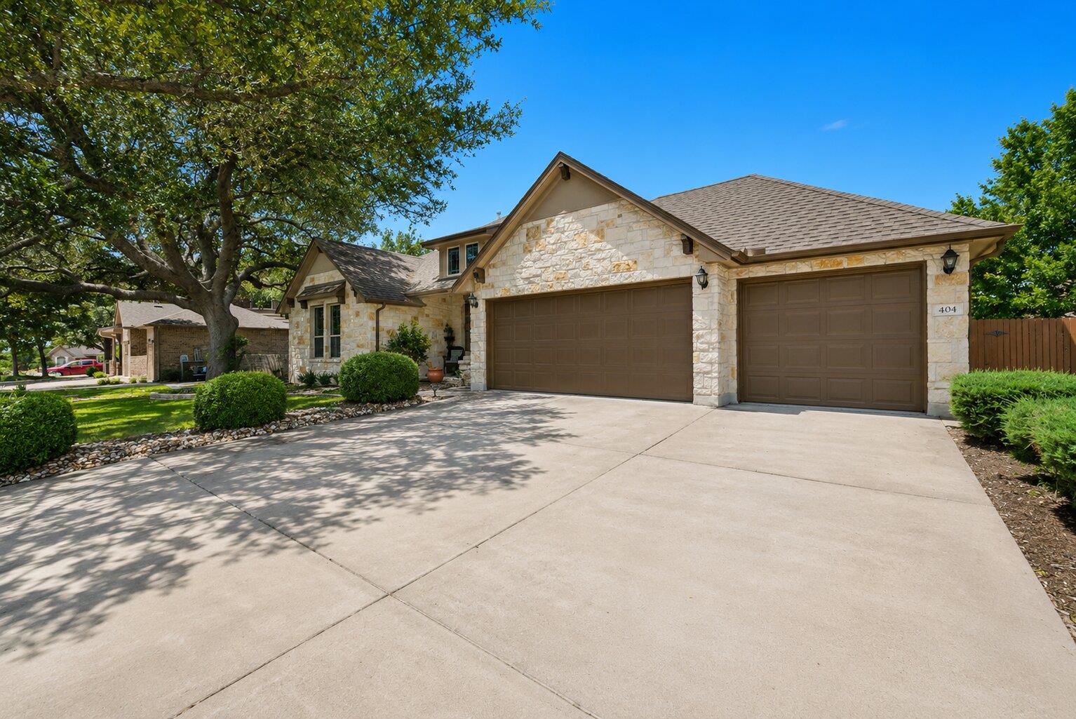 Listing photo 1 of 404  Grosseto Ln