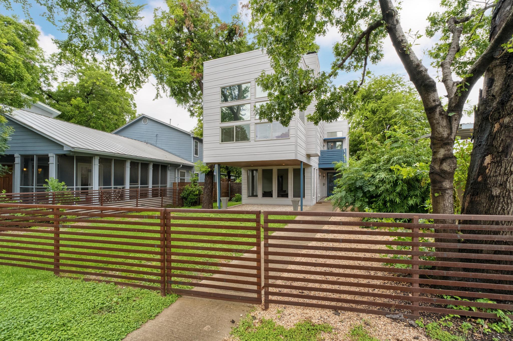 Listing photo 1 of 604 W LIVE OAK St
