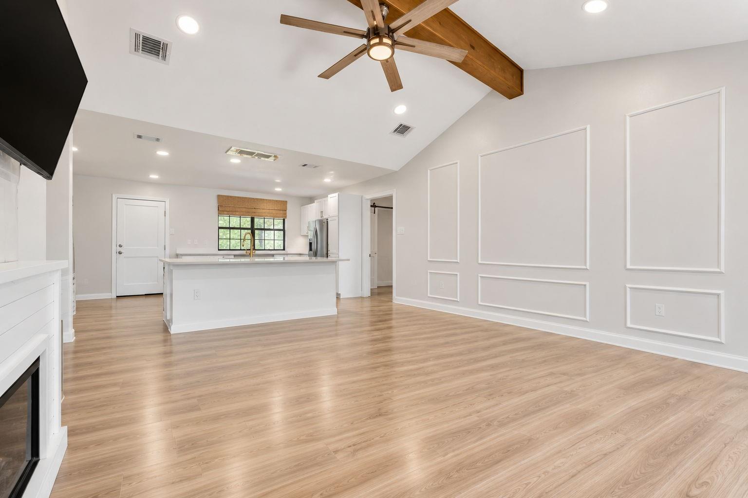 Listing photo 1 of 308  River Hills Dr