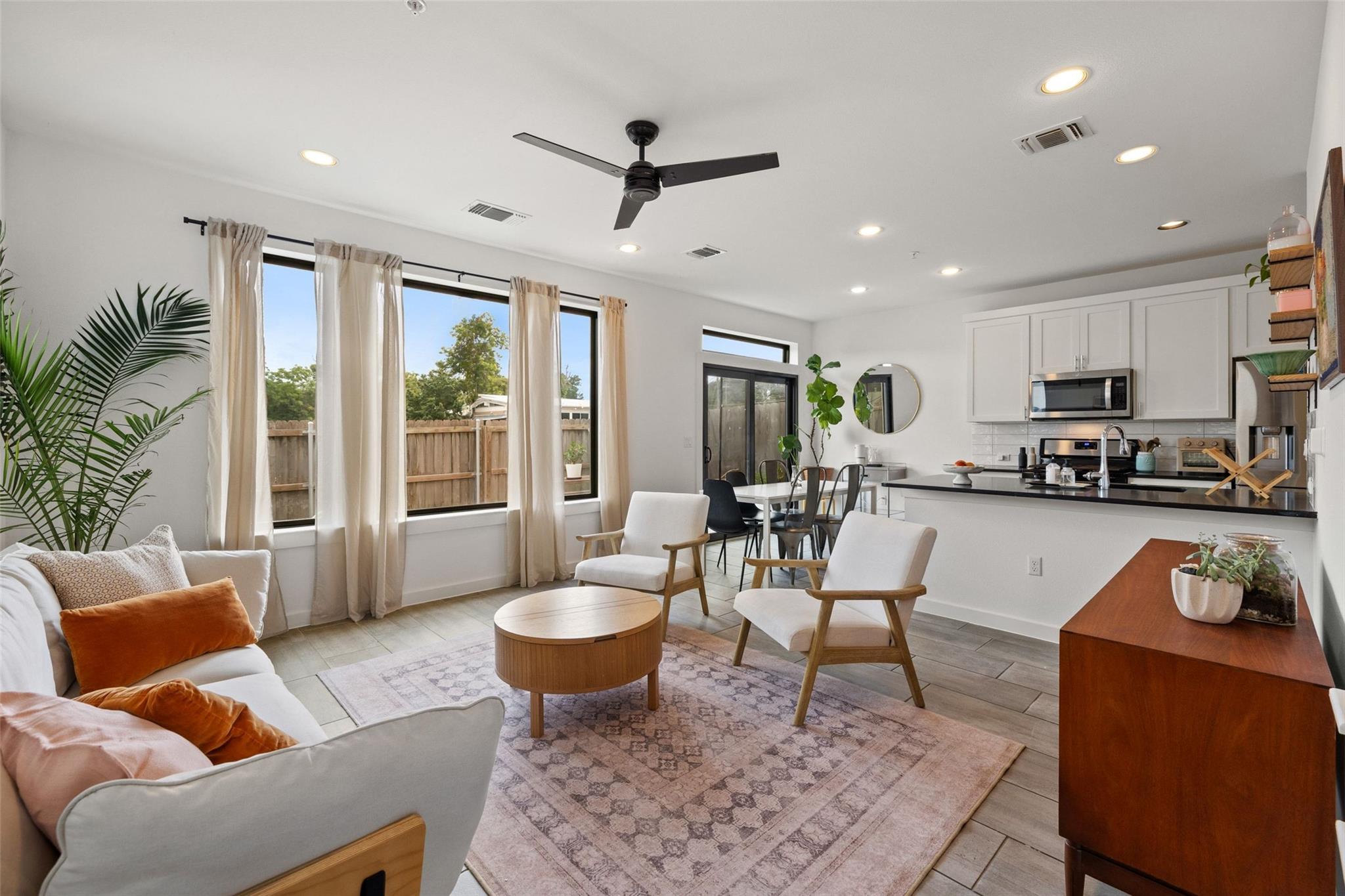 Listing photo 1 of 6409  Berkman Dr  #6