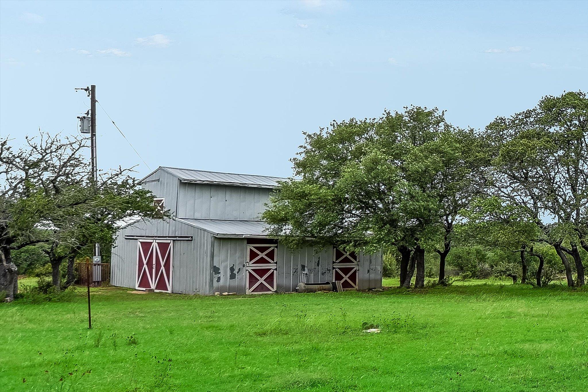 Listing photo 1 of 320  Valley Oak Dr