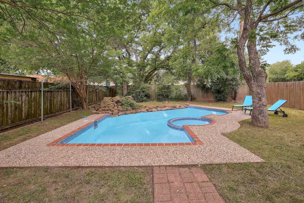 Listing photo 1 of 12304  BurrRidge Dr