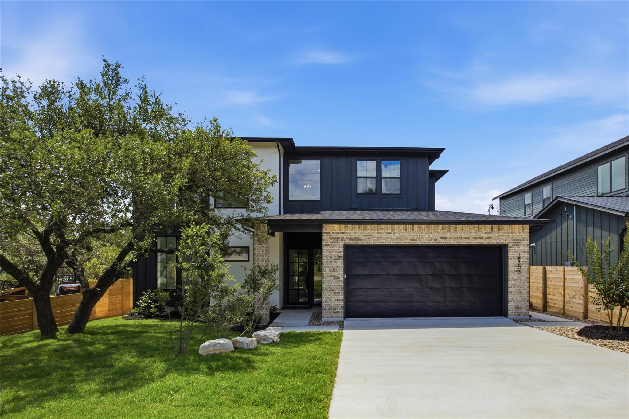 Listing photo 1 of 18303  Lake Oaks Dr