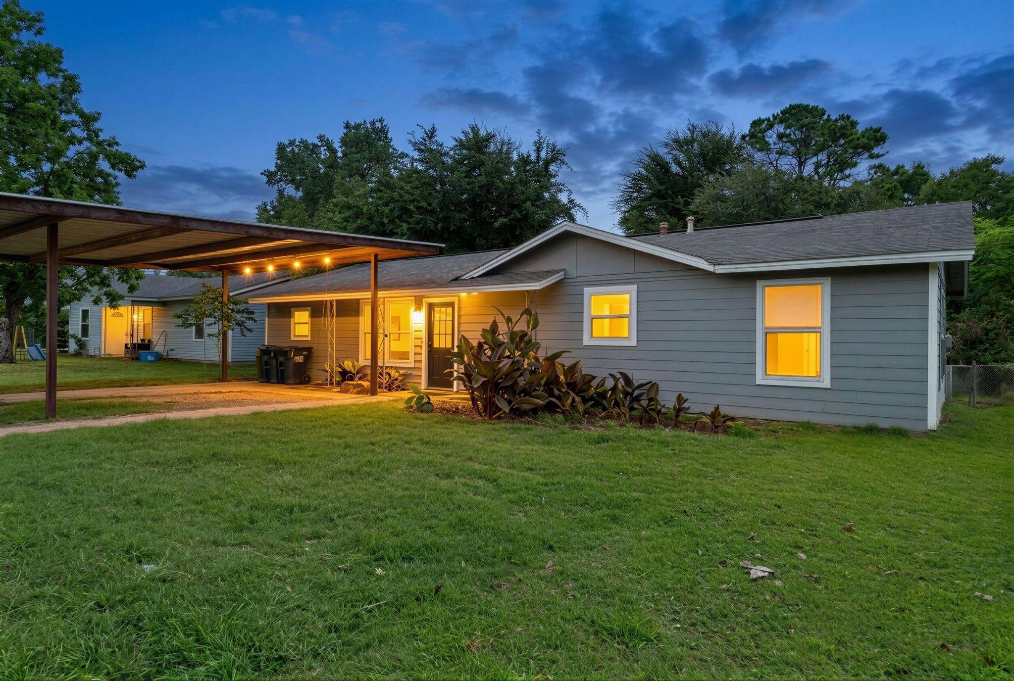 Well-maintained ranch-style dwelling offers a wel