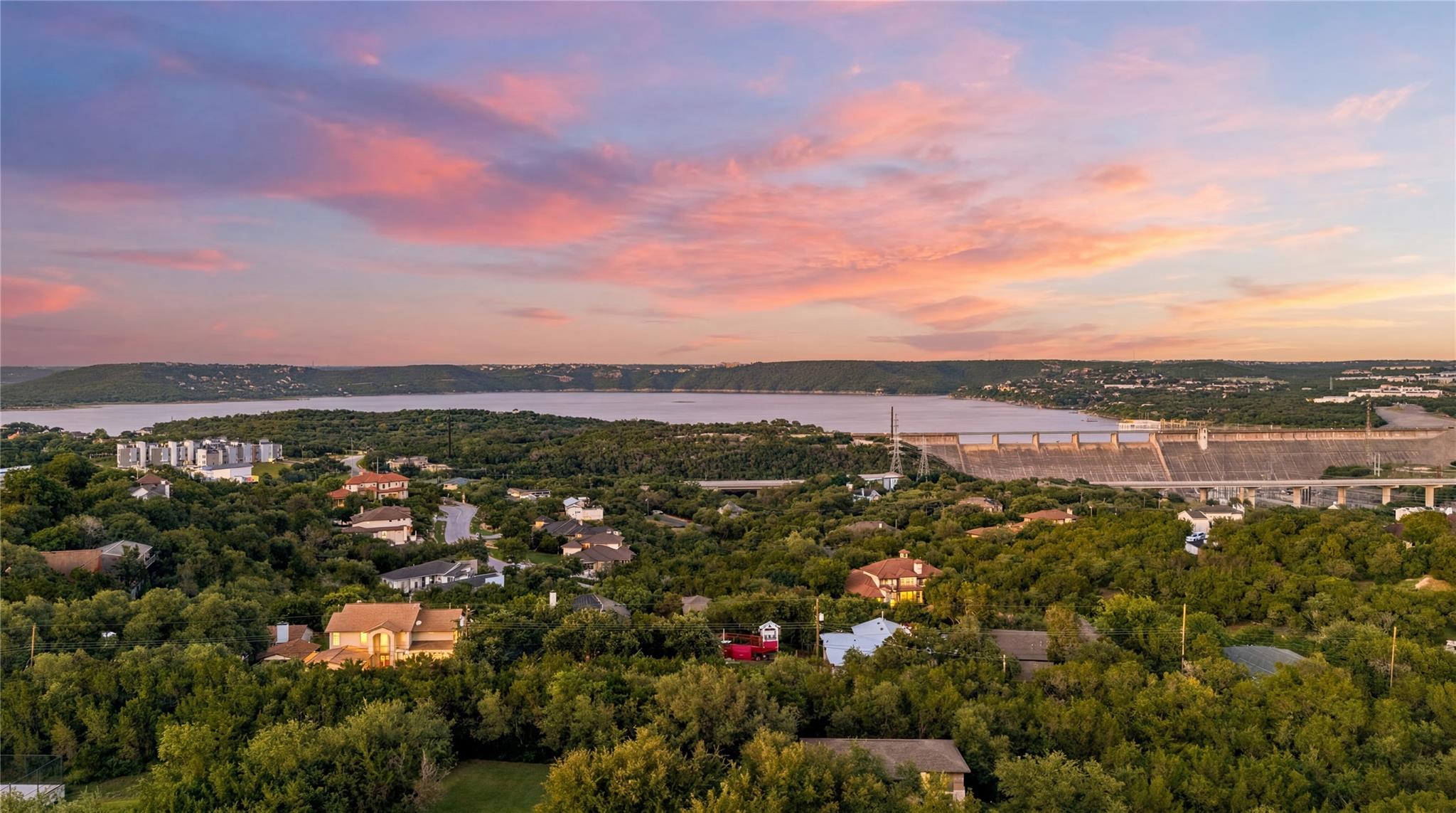 Breathtaking panoramic views of the lake, dam, an