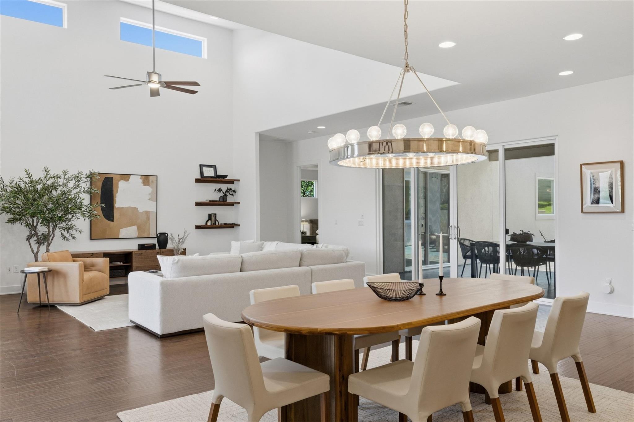Listing photo 1 of 2704  Oak Park Dr