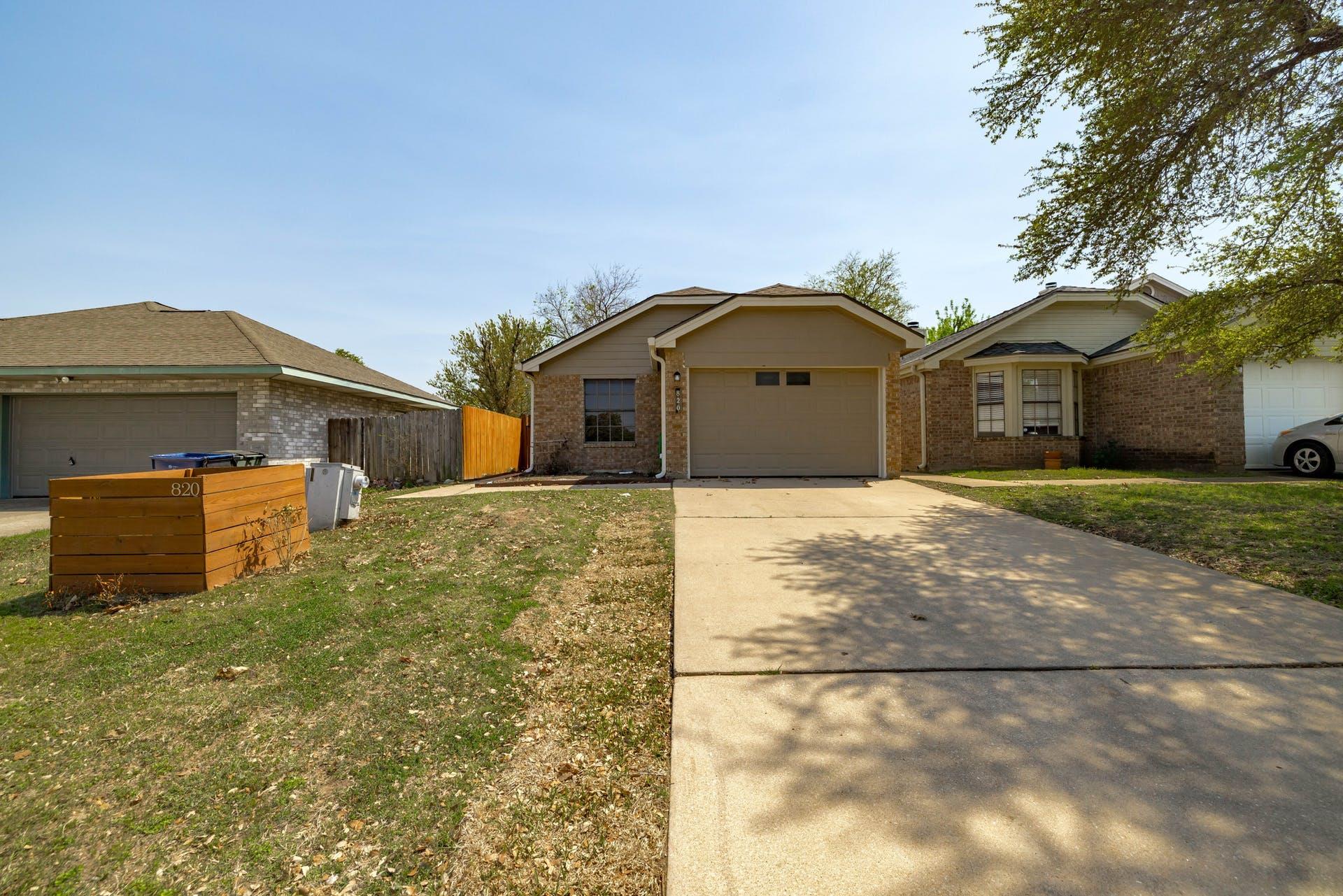 Listing photo 1 of 820  Mica Ln
