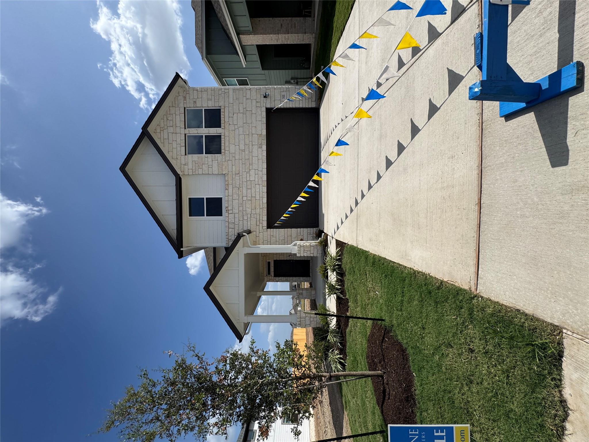 Listing photo 1 of 311  Young St