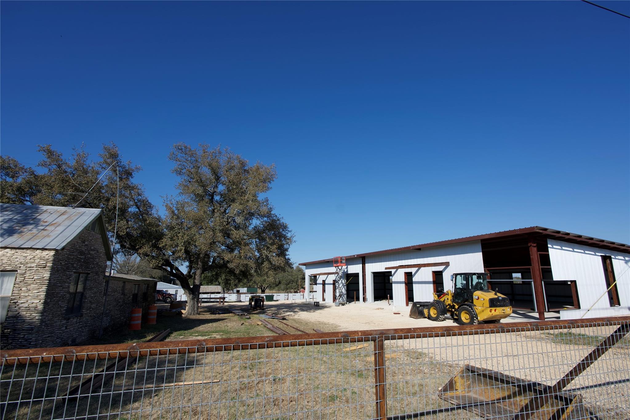 A spacious barn and workshop offer abundant oppor