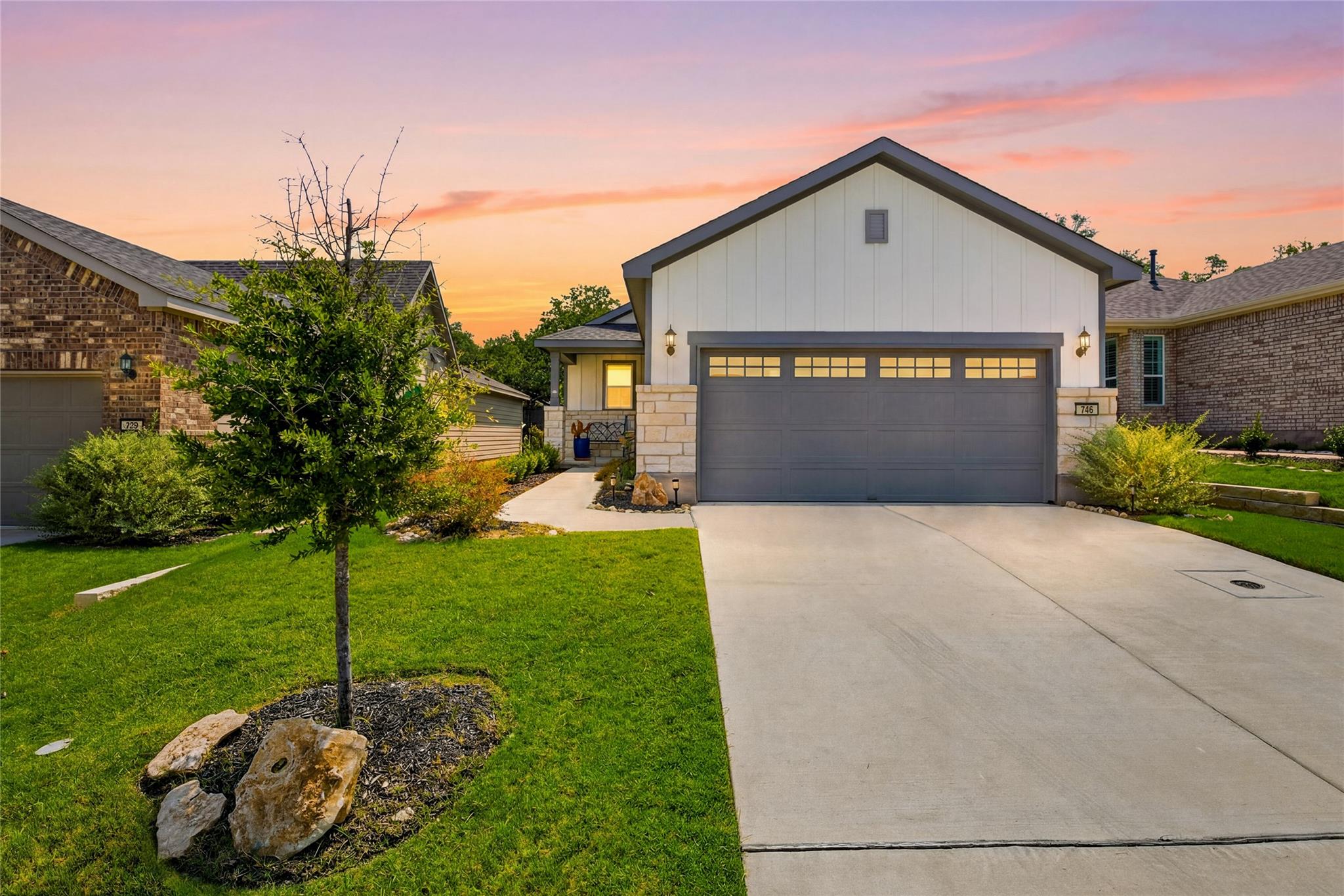 Listing photo 1 of 746  Livewater Ln