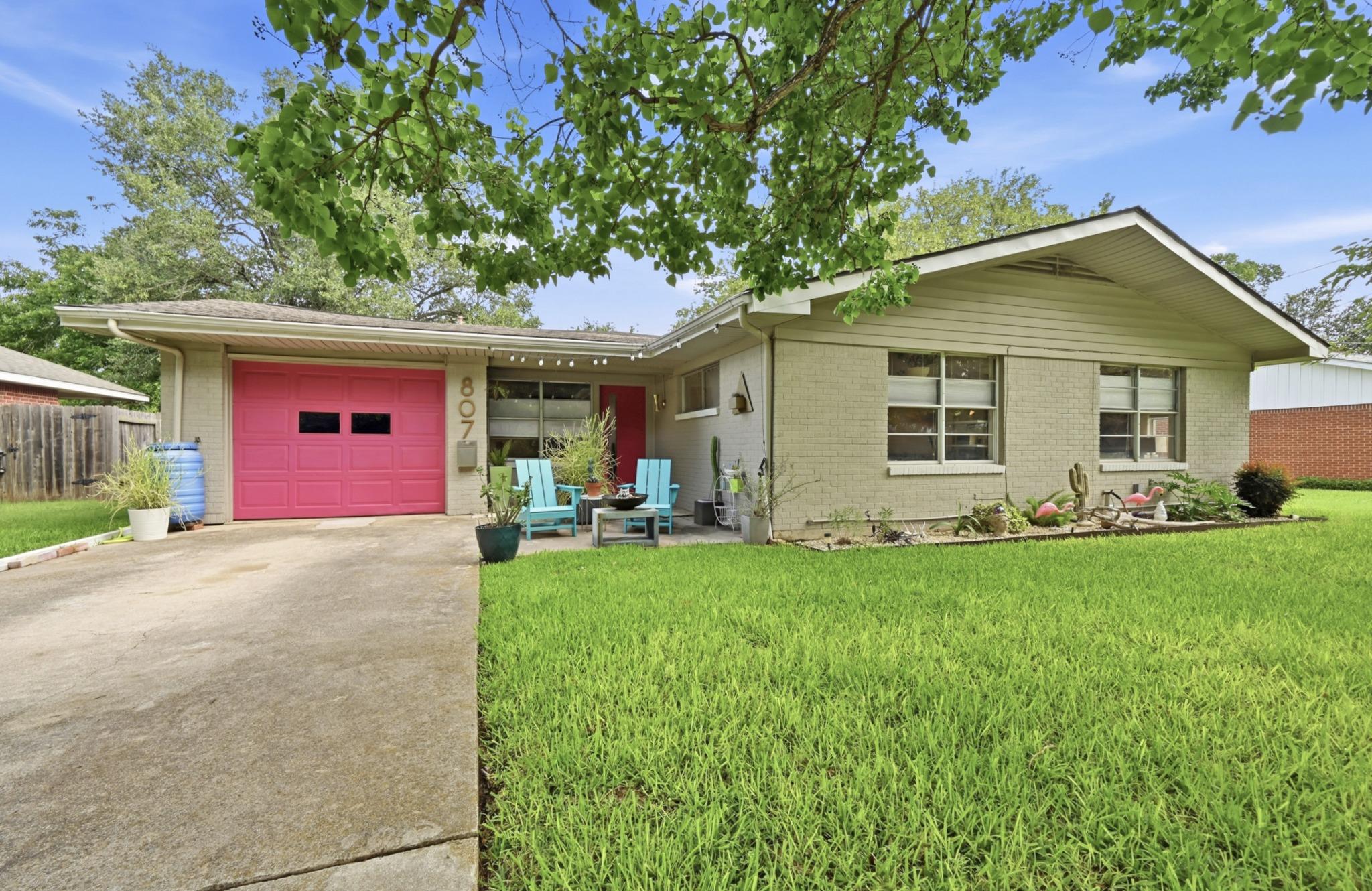 Listing photo 1 of 807  Campbell St