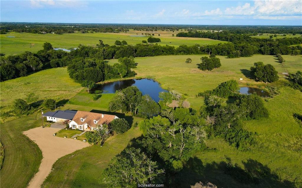 Discover a private pond and verdant landscape sur
