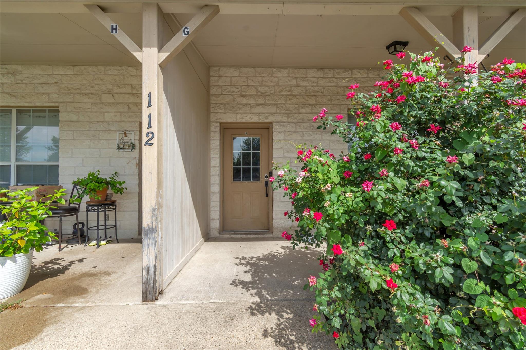 Listing photo 1 of 112 G  SANDSTONE Dr  #G