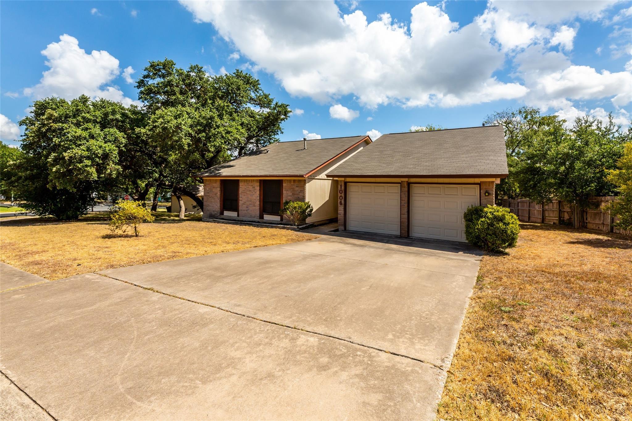 Listing photo 1 of 1006  Silbury Dr