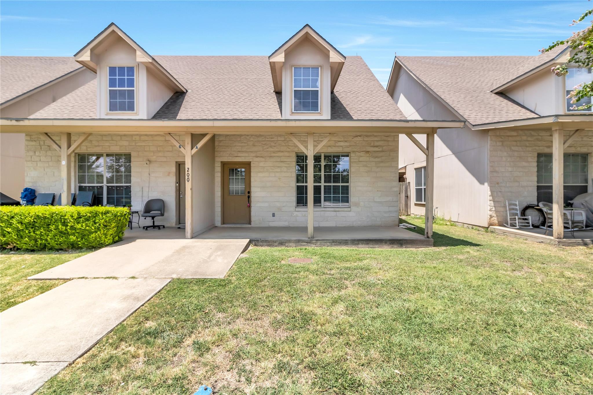 Listing photo 1 of 200  SANDSTONE Dr  #A