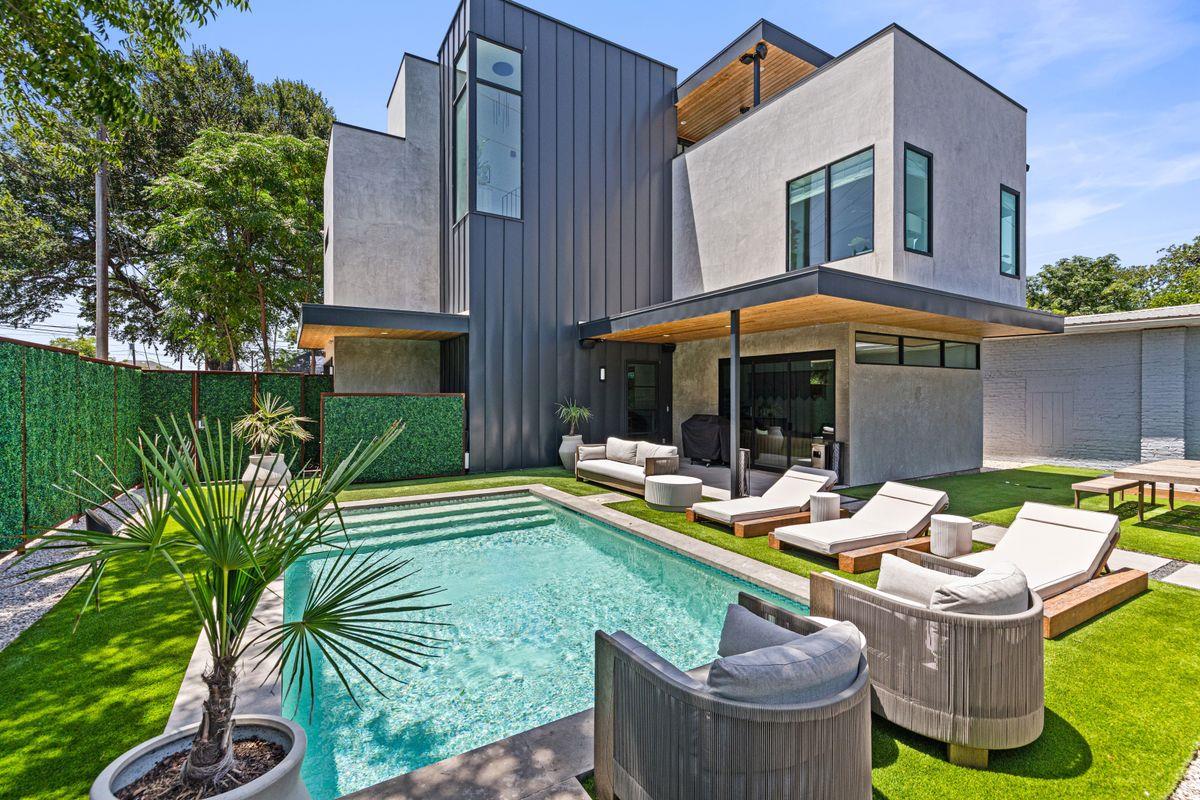 Listing photo 1 of 1304  Comal St