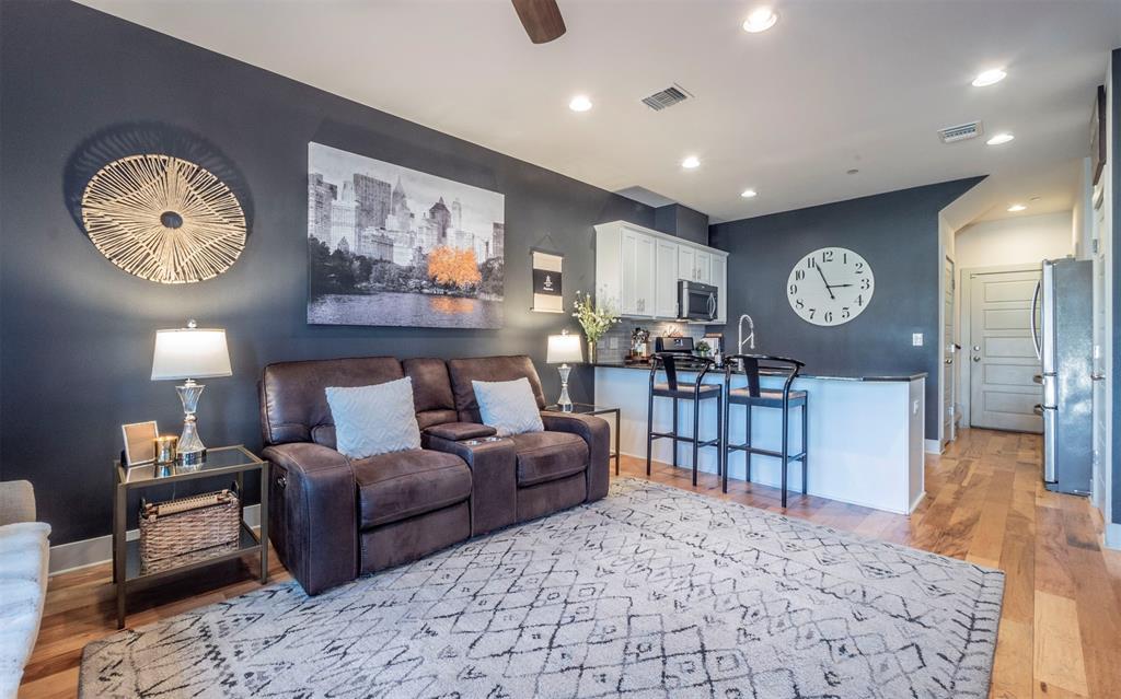 Listing photo 1 of 2101  Town Centre Dr  #1907
