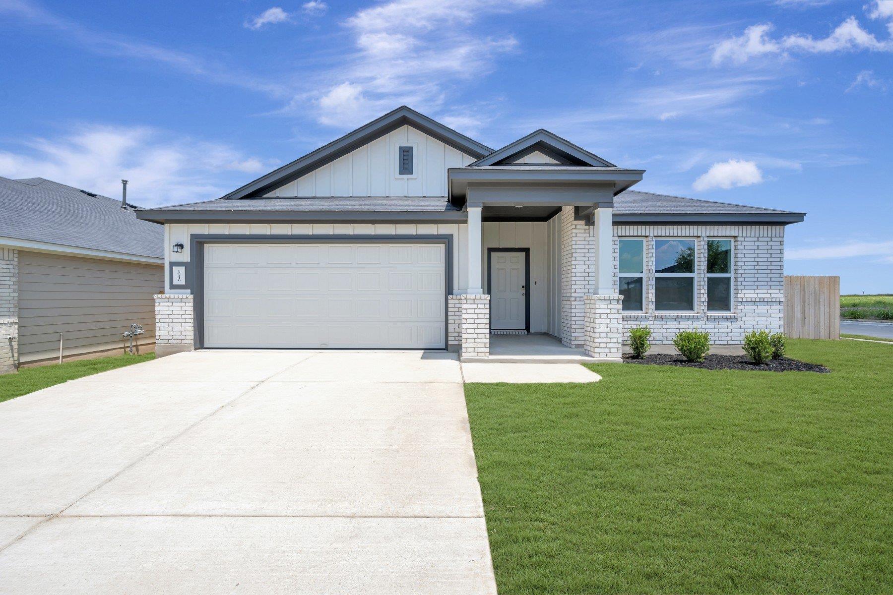 Modern exterior features a crisp white brick faca