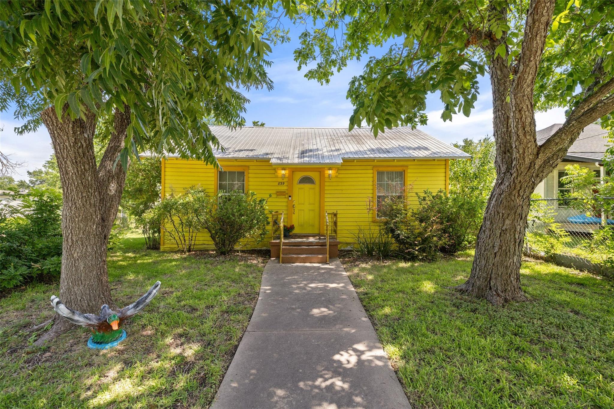 Listing photo 1 of 839 W 6th St