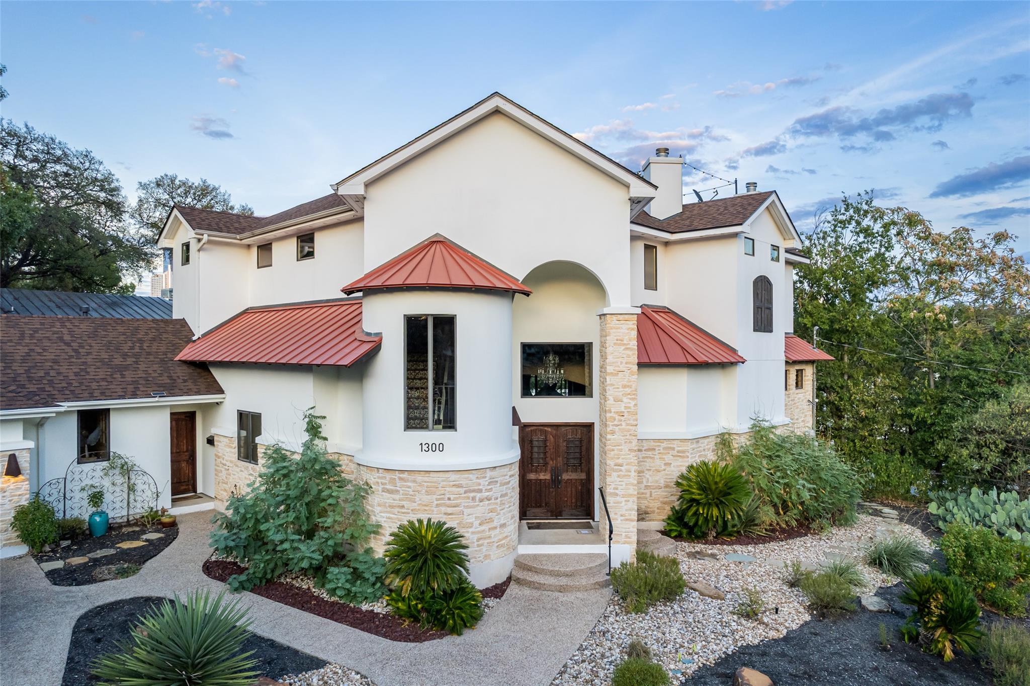 Listing photo 1 of 1300  Bluff St