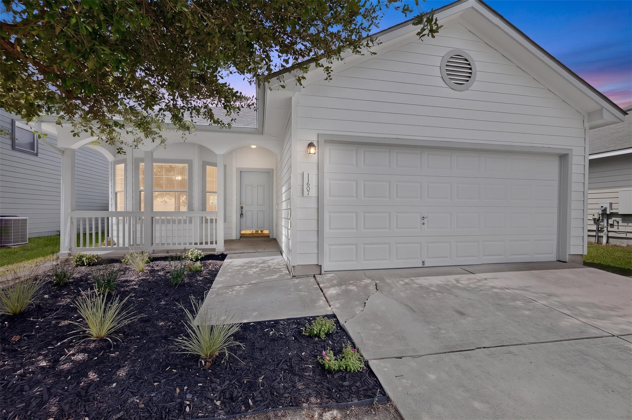 Listing photo 1 of 11607  Lapoynor St