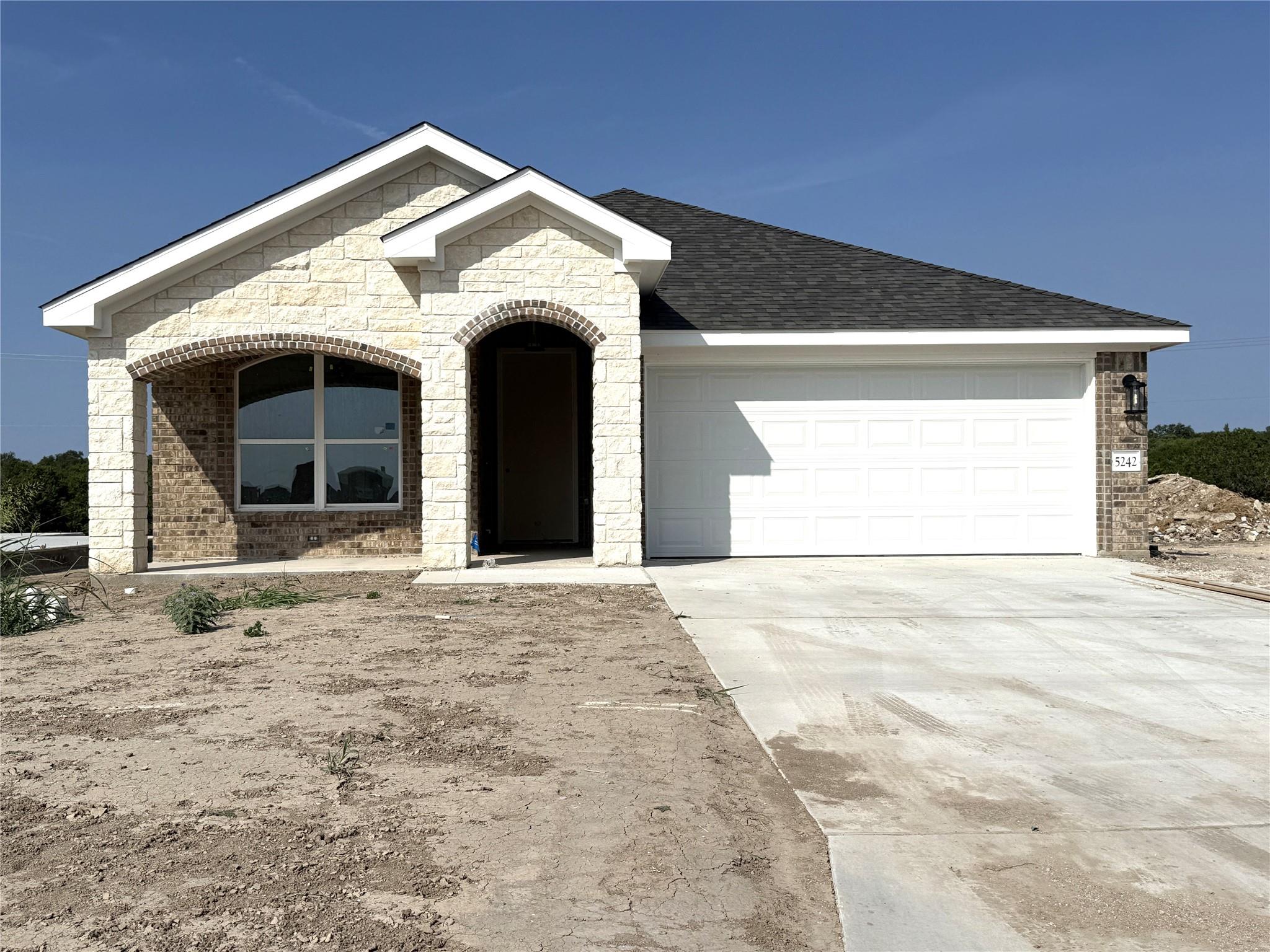 5242  Lassen Ln 매물 사진 1