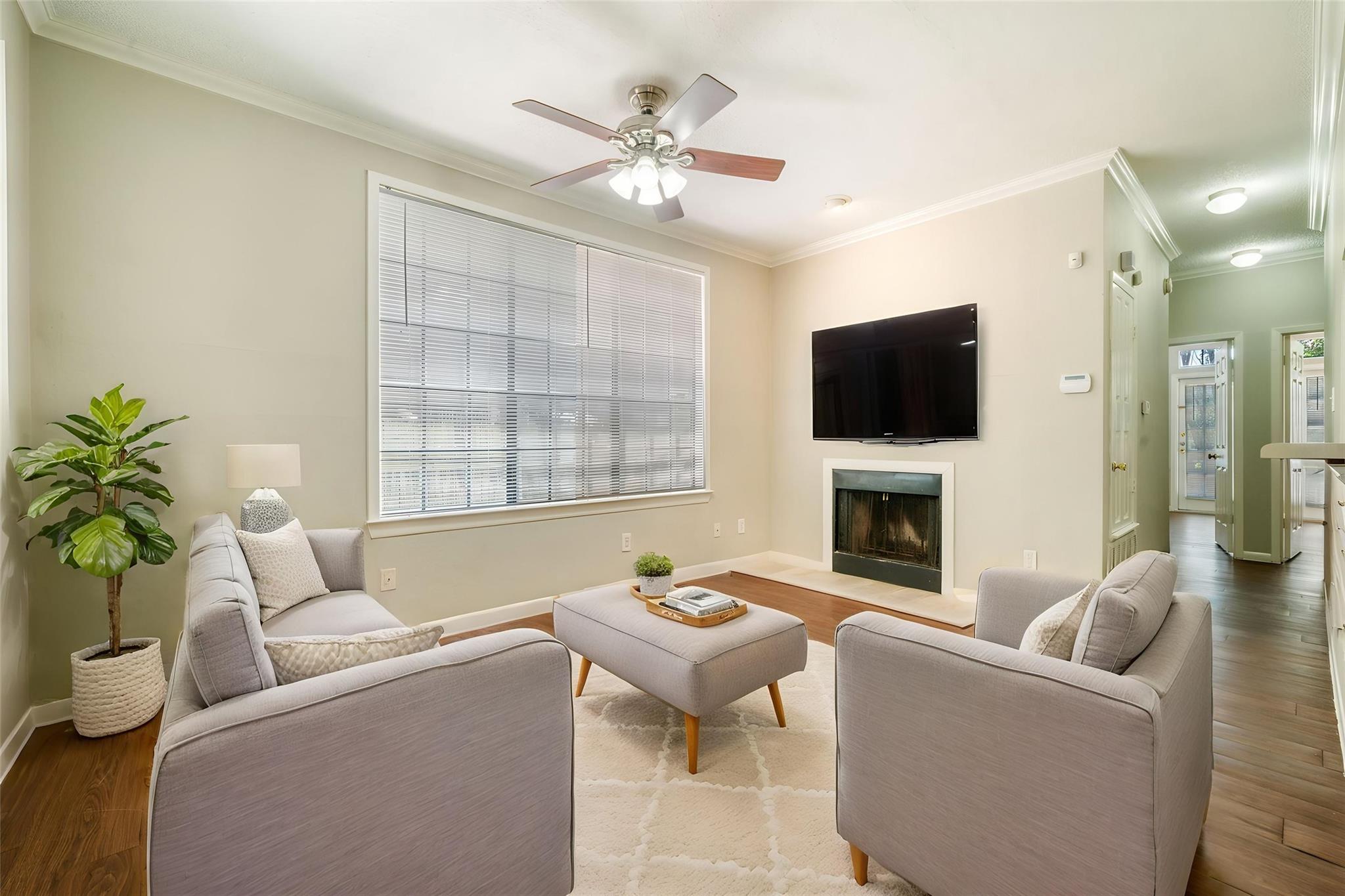 Listing photo 1 of 2300  Leon St  #101