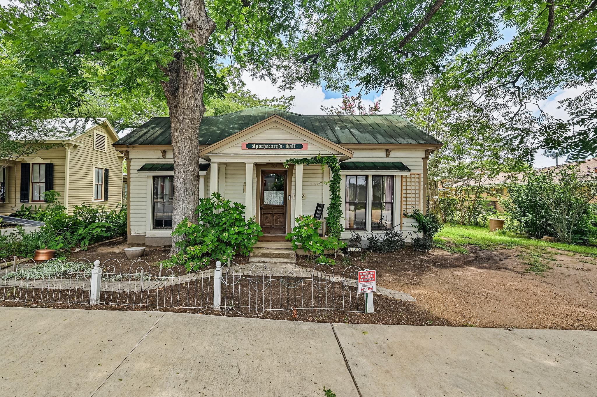 Listing photo 1 of 805  Main St