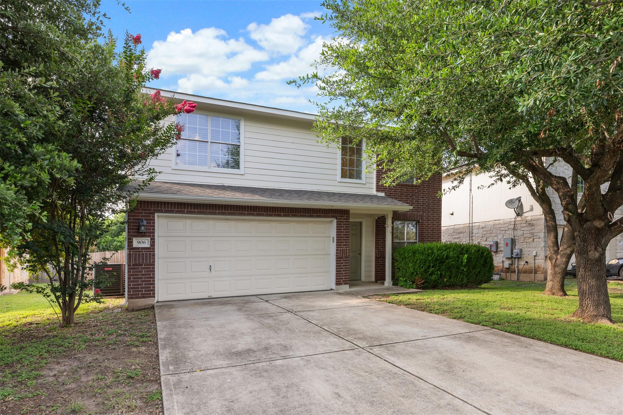 Listing photo 1 of 906  Indian Meadow Dr
