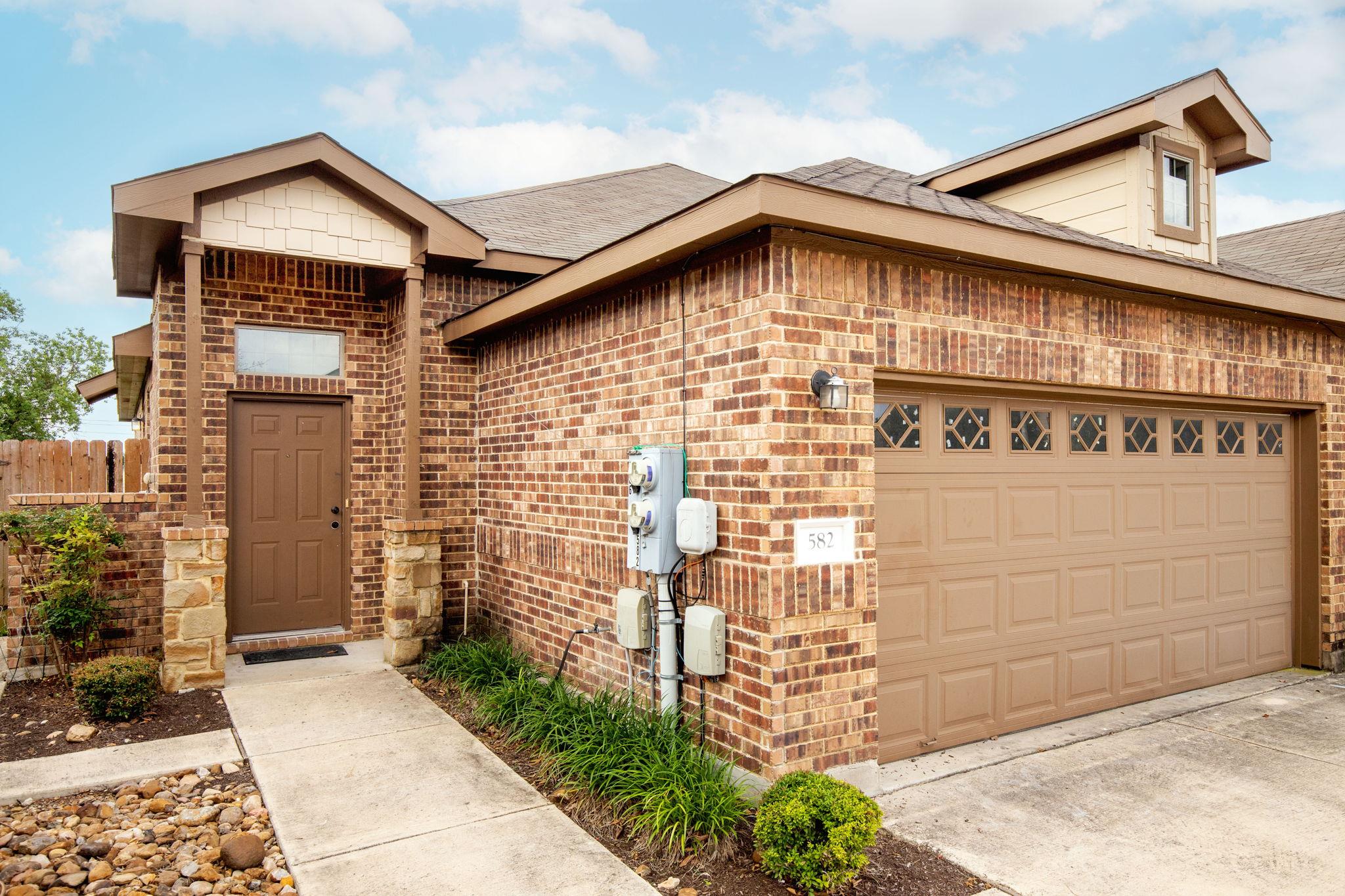 Listing photo 1 of 586  Creekside Cir