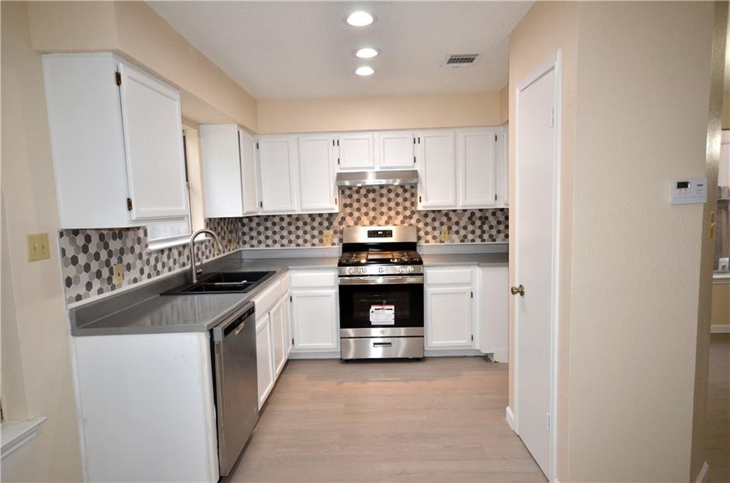 Listing photo 1 of 13903  Lothian Dr