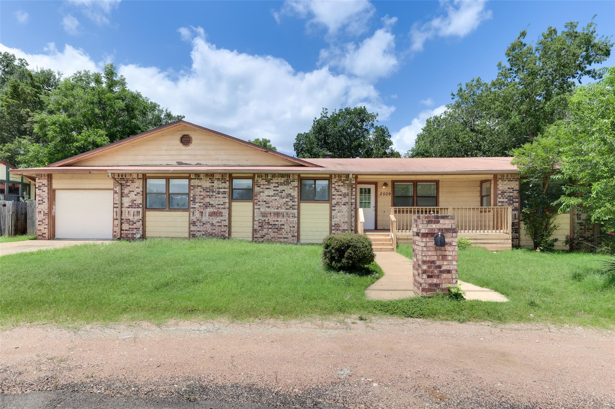Listing photo 1 of 2509  Sumac Ln