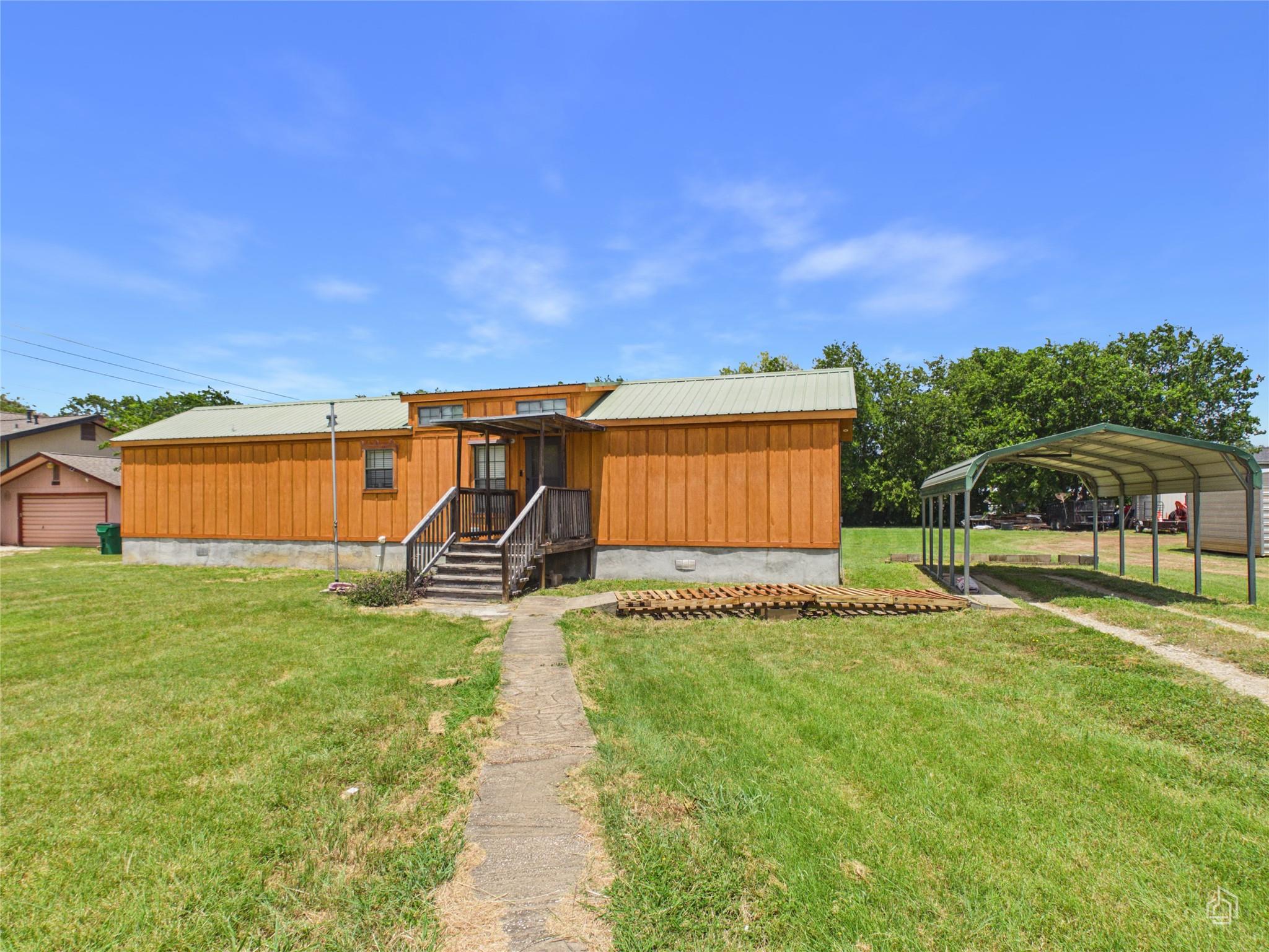 Listing photo 1 of 202 N Mustang Ave