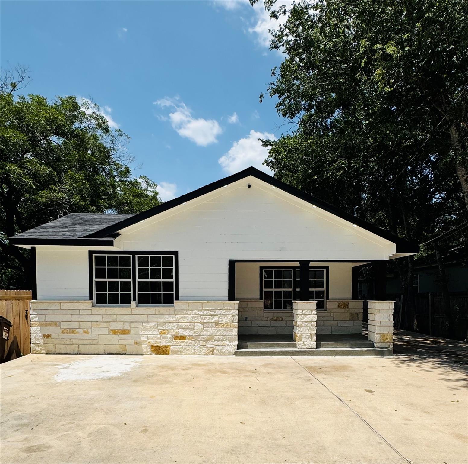 Listing photo 1 of 617  Persimmon St