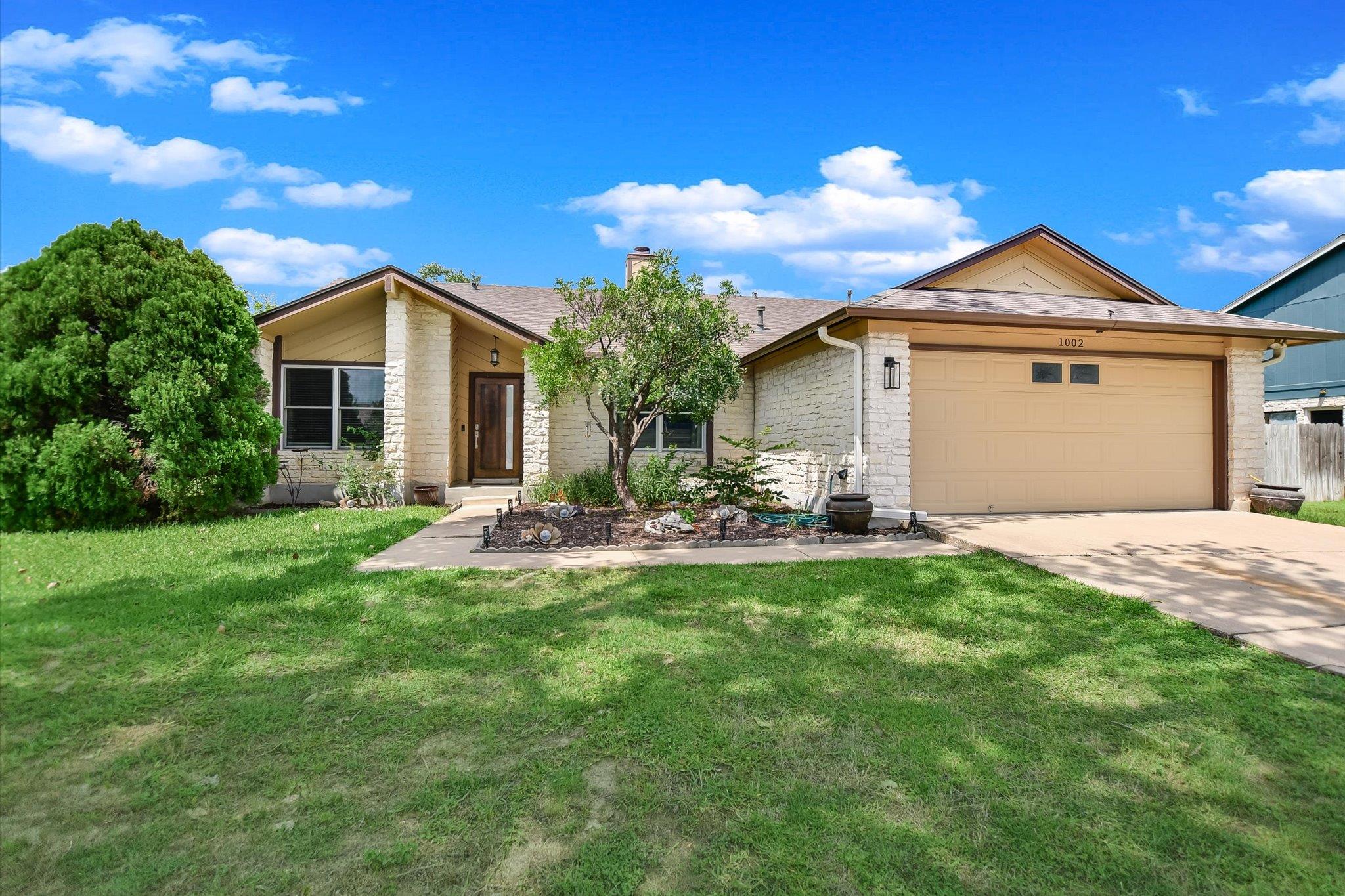 Listing photo 1 of 1002 W Noton St