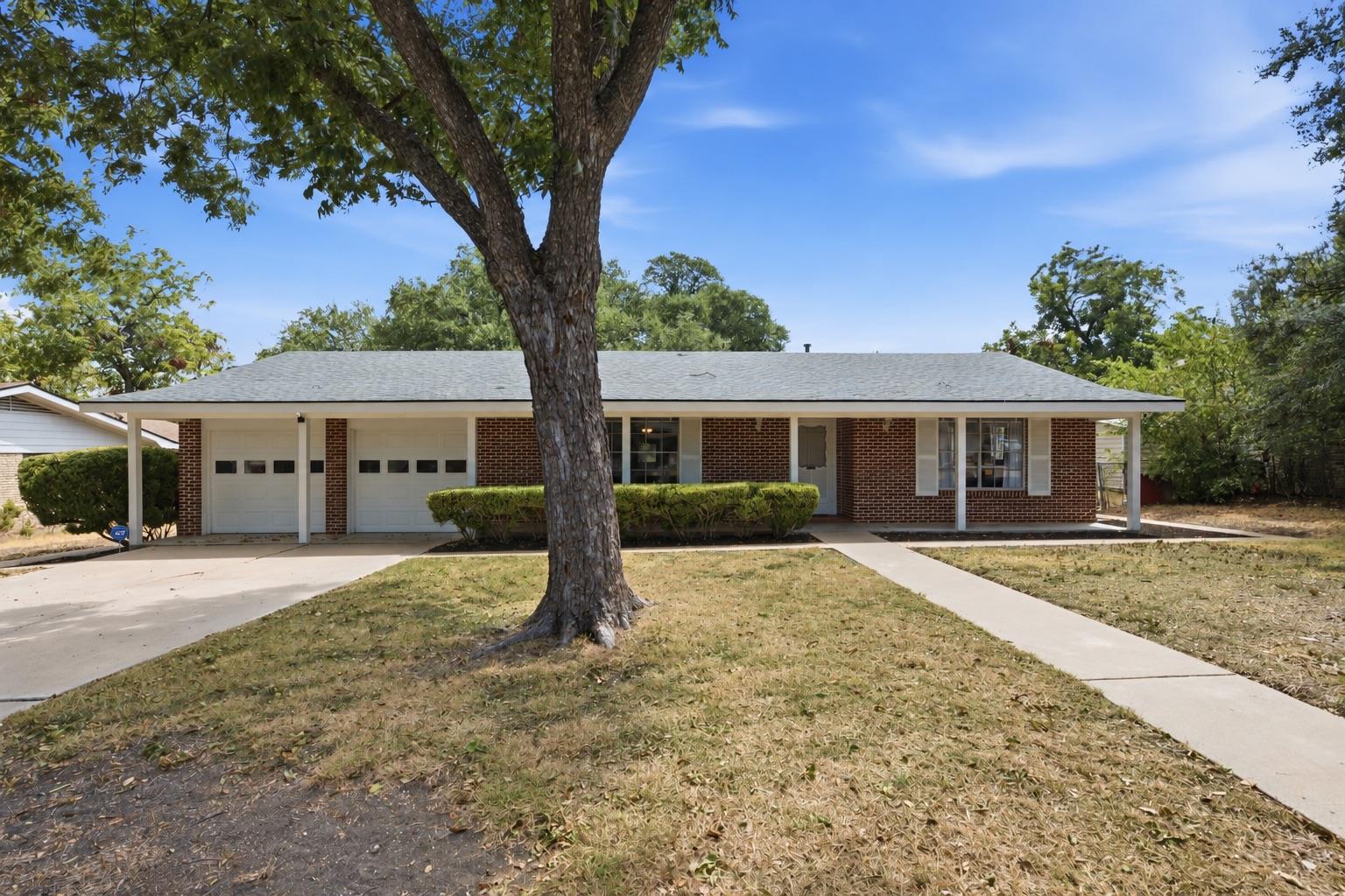 Listing photo 1 of 11605 N Oaks Dr