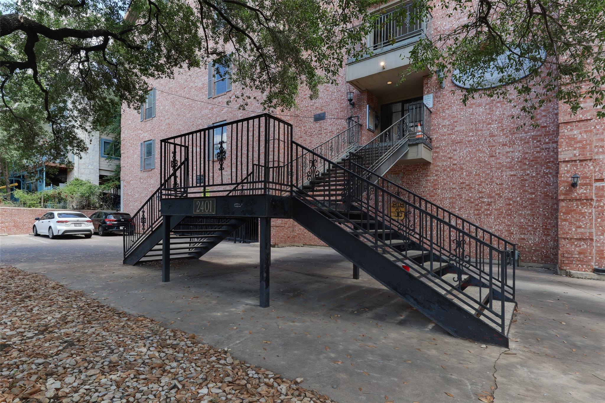 Listing photo 1 of 2401  Leon St  #200