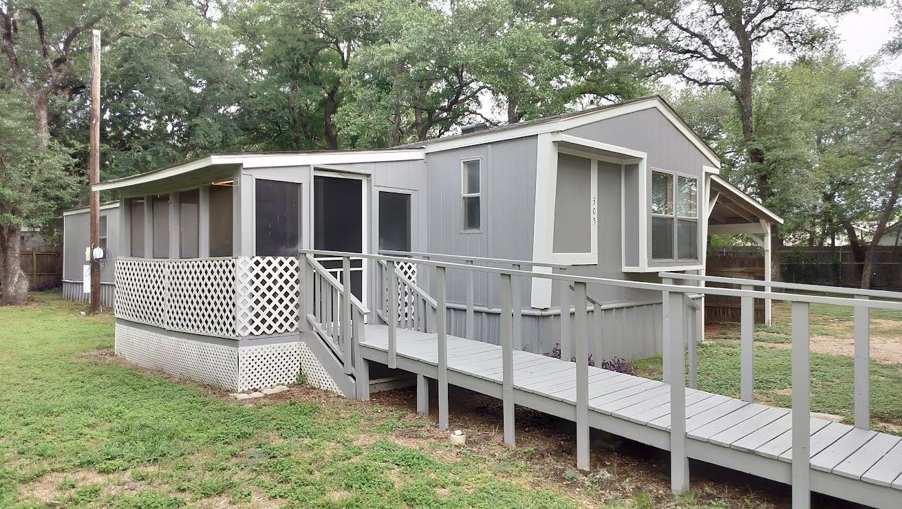 Listing photo 1 of 305  Woods Ln