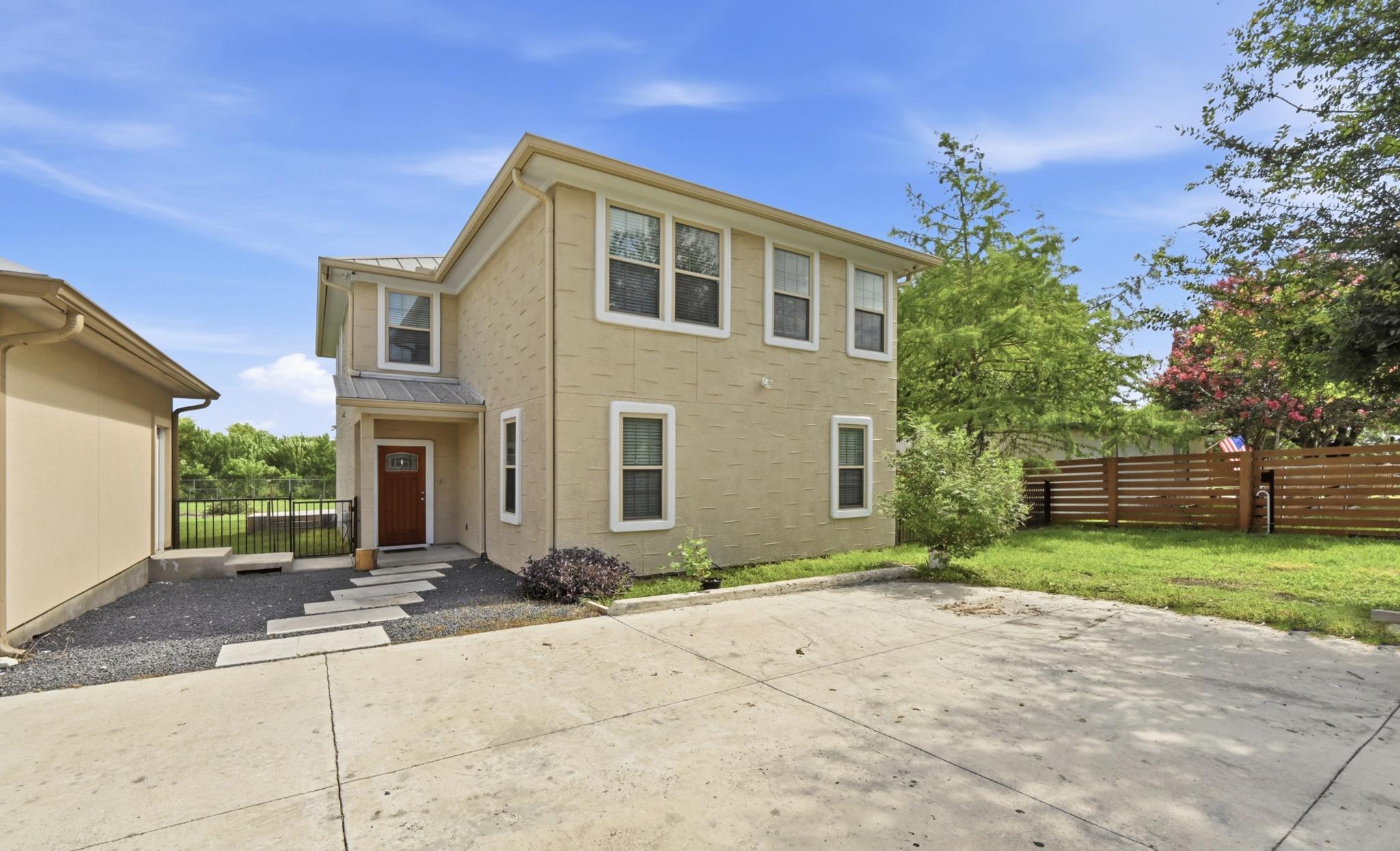 Listing photo 1 of 330  Howard Ln