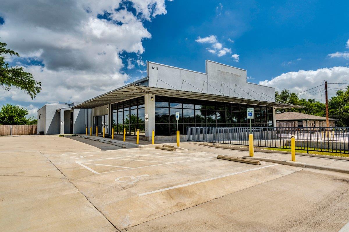 A modern building facade with expansive windows o