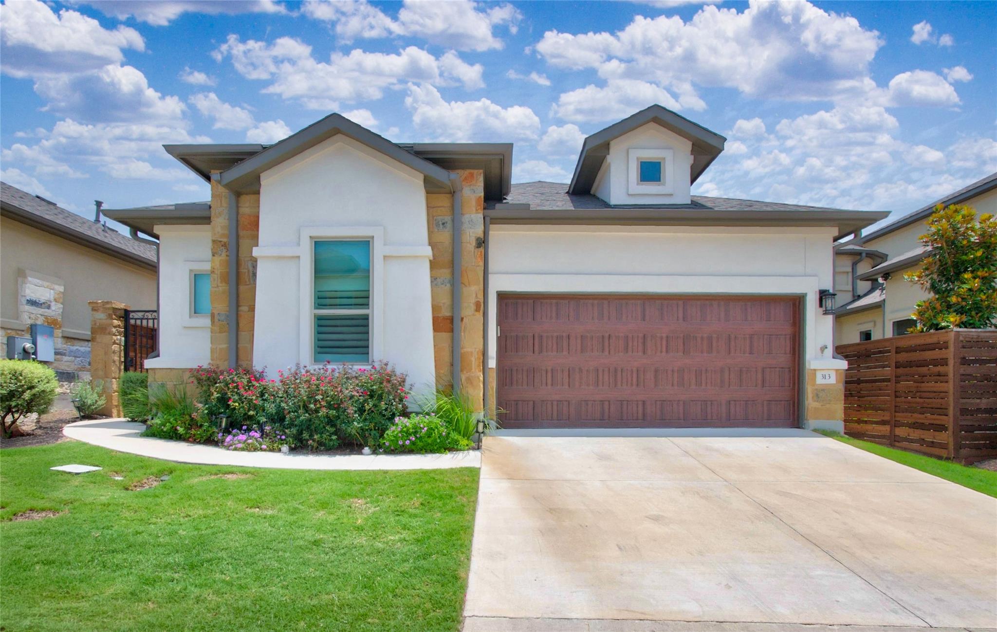 Ảnh nhà đang rao bán 1 của 313  Skyflower Dr  #G