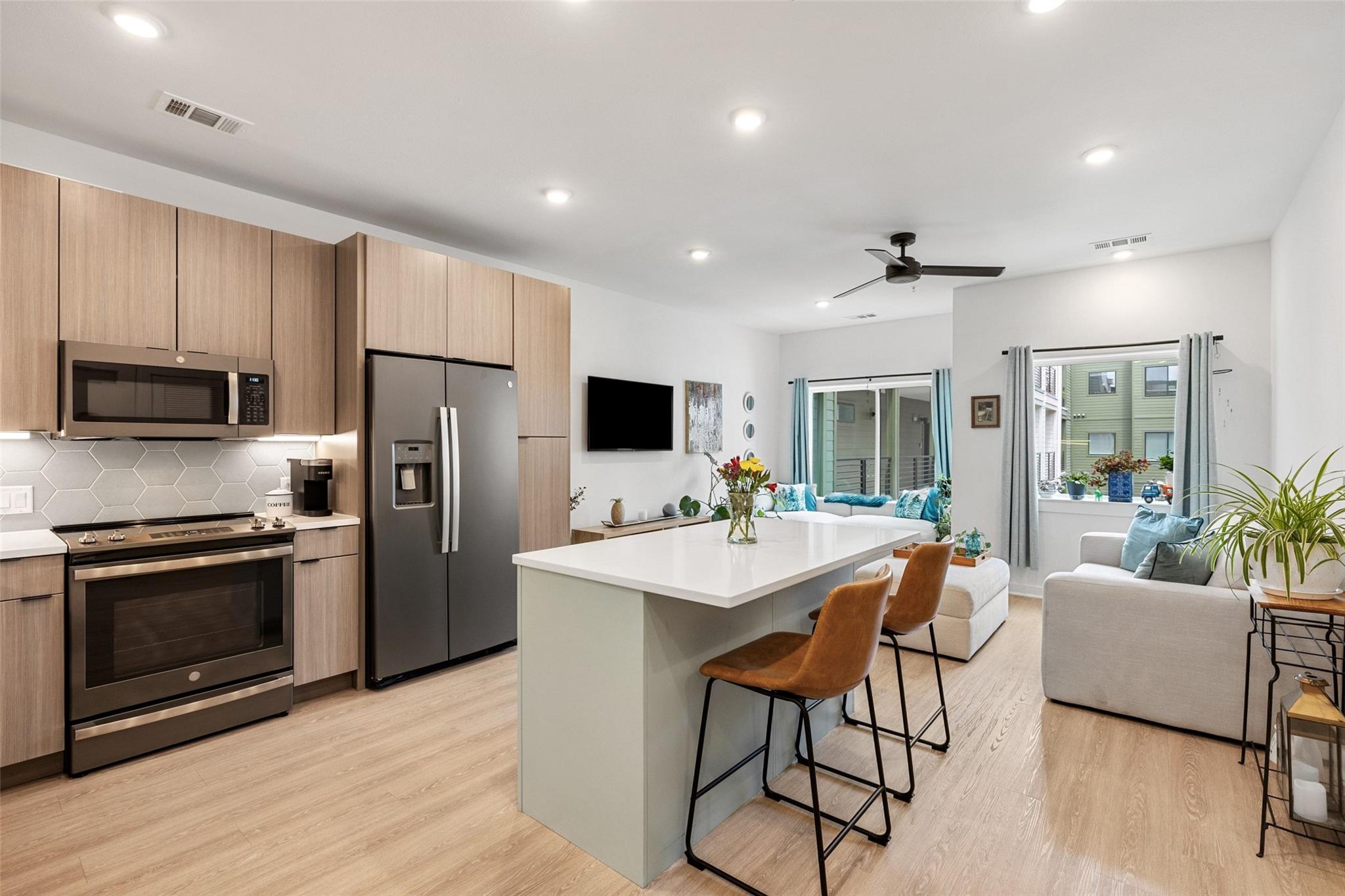 Listing photo 1 of 4802 S Congress Ave  #411