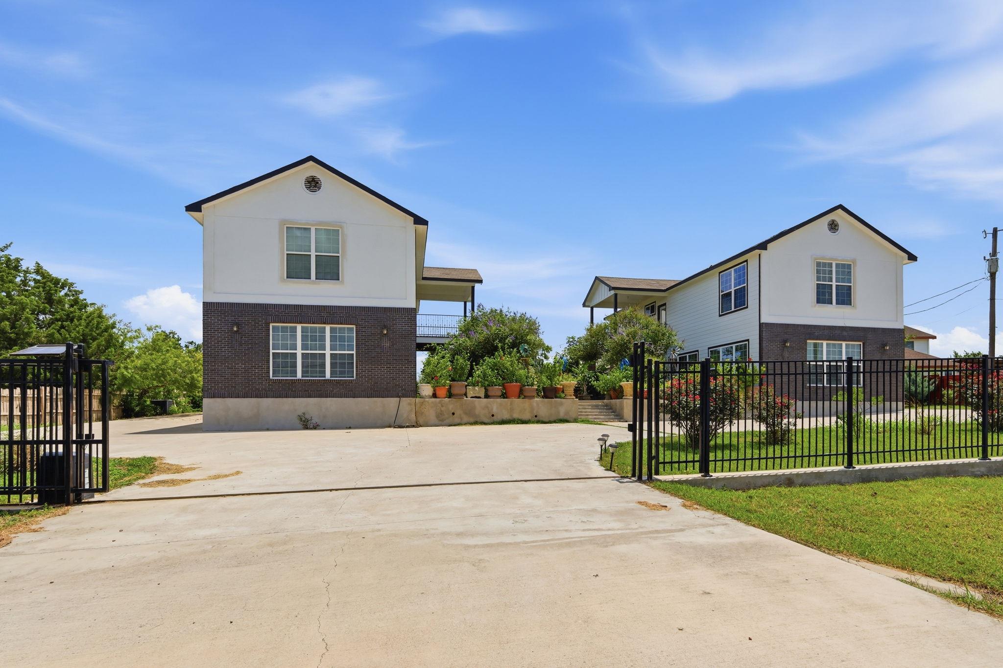 Listing photo 1 of 155  Cielo Vista Dr  #B