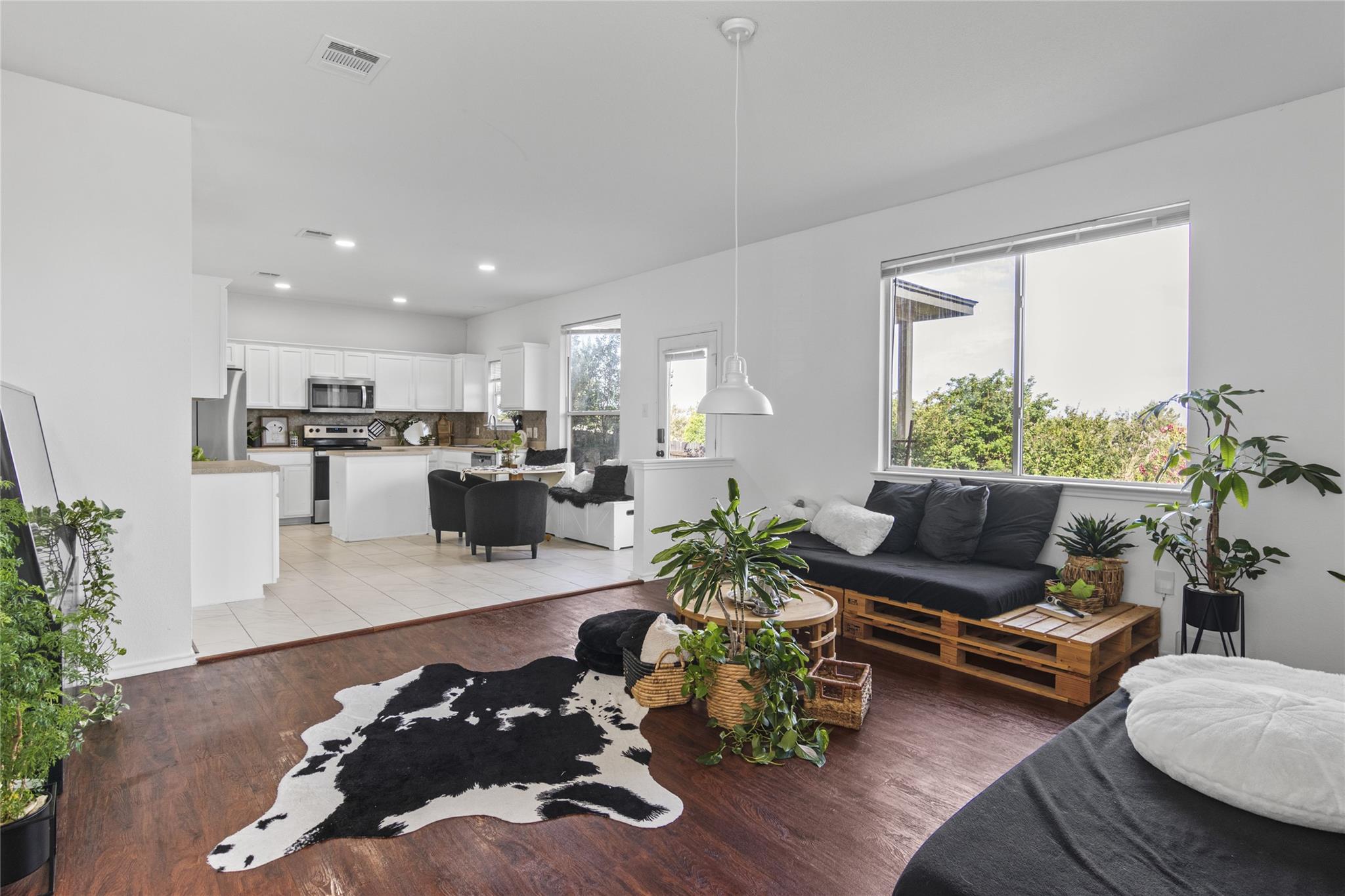 Listing photo 1 of 13524  Lyndon B Johnson St