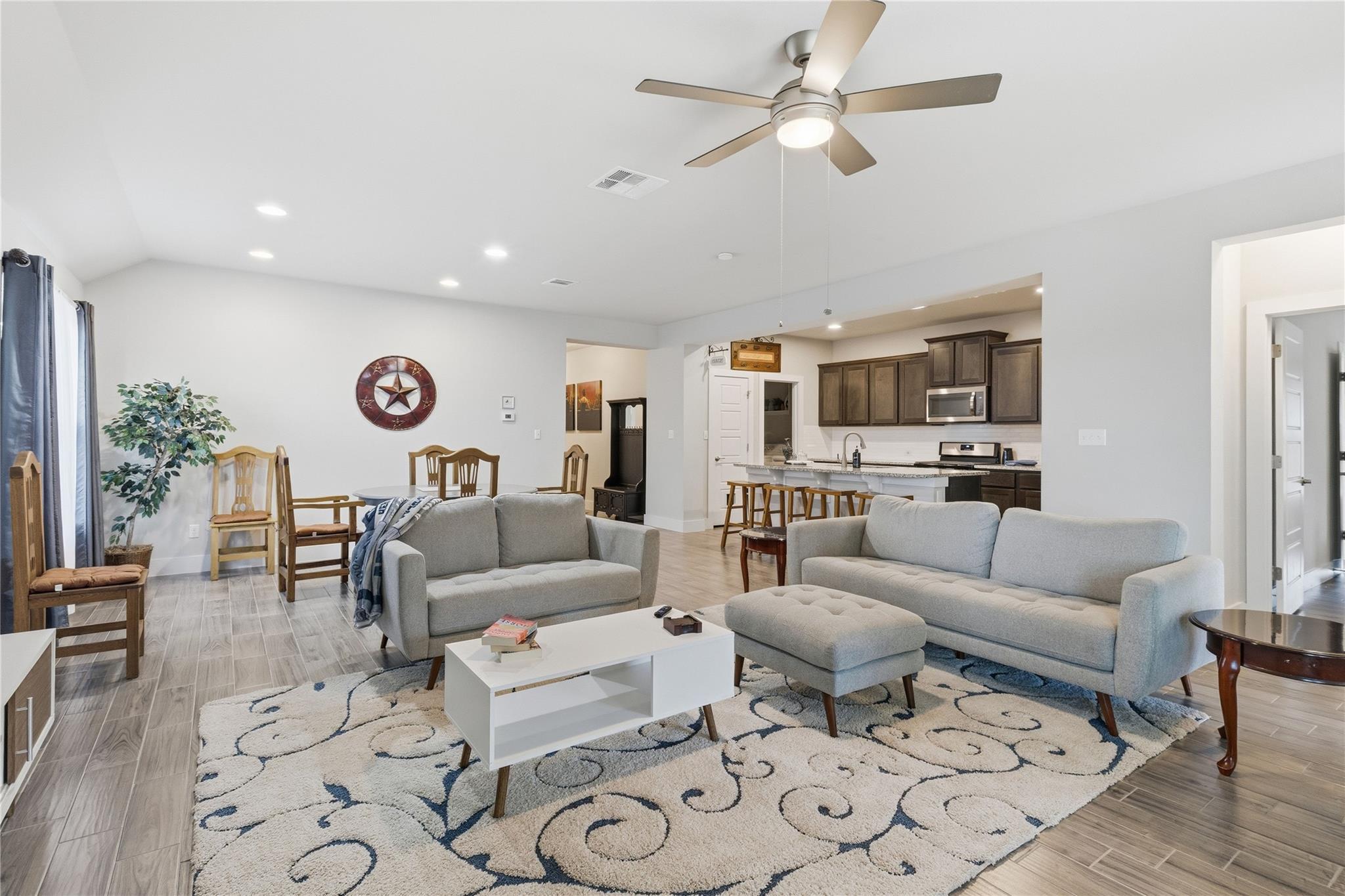 Listing photo 1 of 3543  Pauling Loop